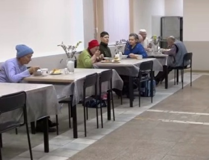 60 тернополян, які перебувають у складних життєвих обставинах, щодня отримують гарячі обіди у «Благодійній їдальні»