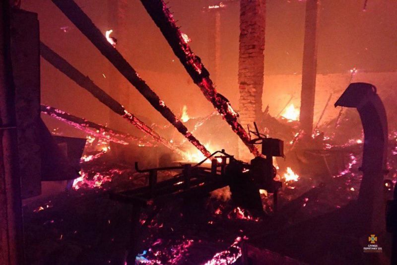 Масштабна пожежа на Тернопільщині: у Бучачі горів склад площею 500 кв м (ФОТО)