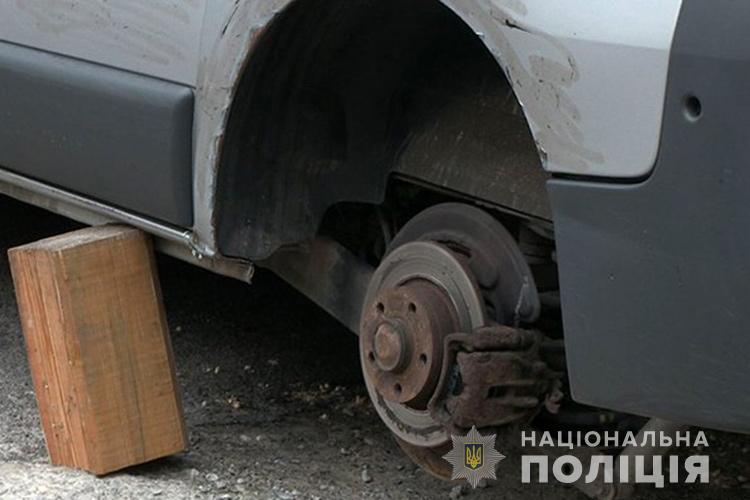 На Тернопільщині водій зранку виявив своє авто “на цеглинах”