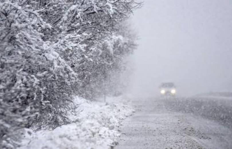 На Шумщині рятувальники визволяли автомобілі «швидкої» зі снігової пастки