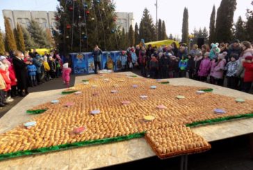 Рекорд України: в Шумську виготовили найбільшу ялинку з круасанів (ФОТО