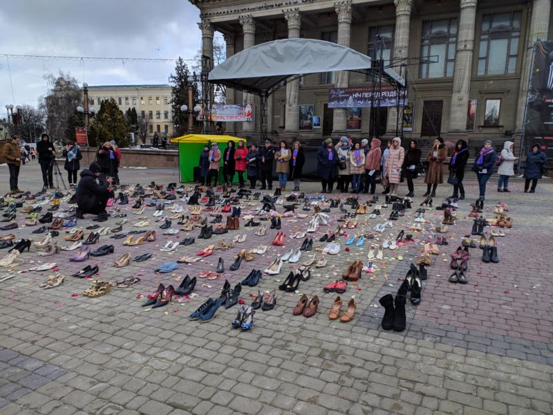 На Театральному майдані у Тернополі виклали 600 пар взуття на знак солідарності з жертвами домашнього насильства (ФОТО)