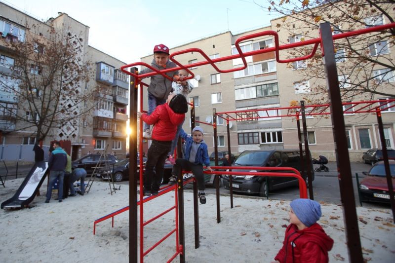 Цього року у тернопільських дворах встановили 65 дитячих майданчиків