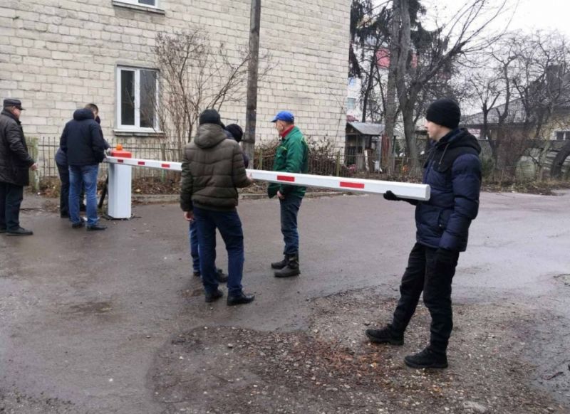 У Тернополі на вул. Чехова демонтували незаконно встановлений шлагбаум (ФОТО)