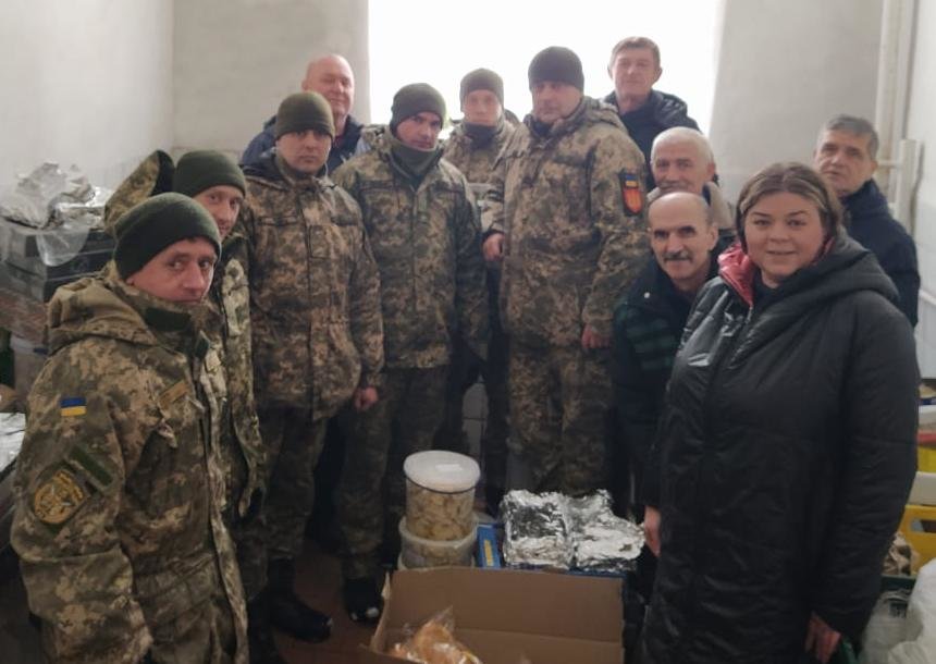 Теребовлянські волонтери привітали з Різдвом тернопільських артилеристів (ФОТО)