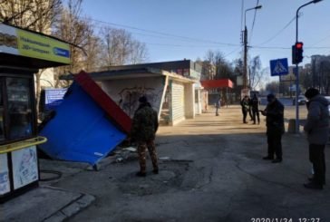 У Тернополі, на зупинці «15 школа», демонтували незаконну «буду» (ФОТО)