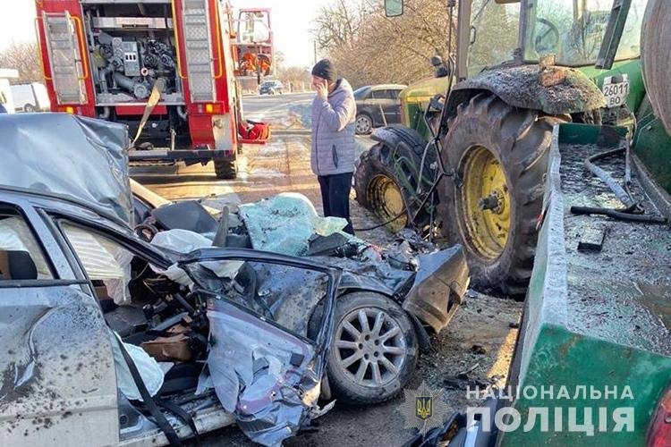На Тернопільщині водій на іномарці врізався в трактор: від авто залишилась купа металобрухту, троє людей у лікарні (ФОТО)