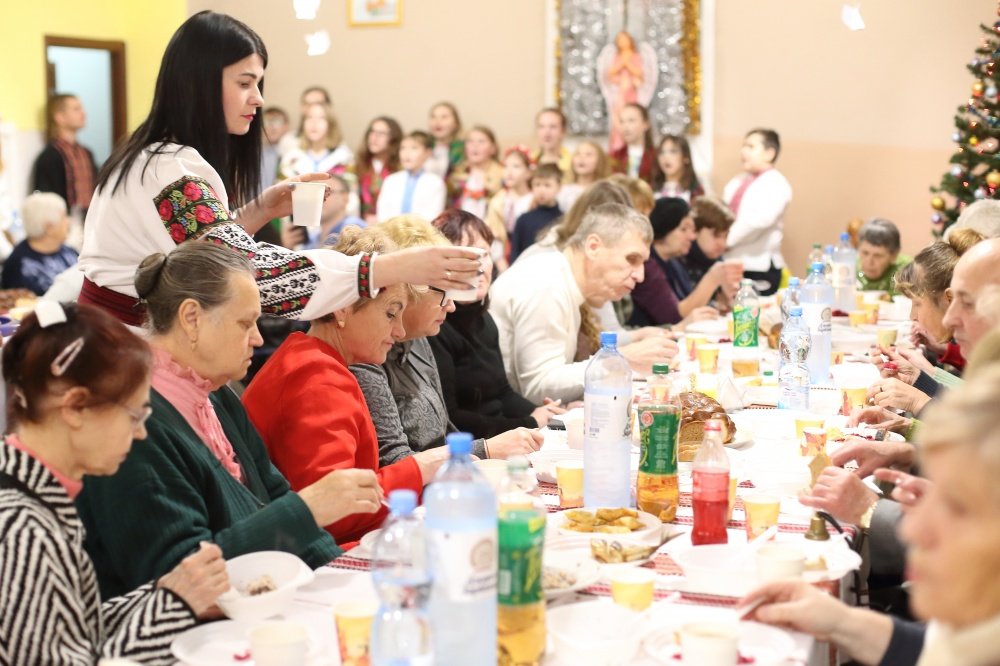 У благодійному фонді «Карітас» організували святкову вечерю для тернополян(ФОТО)