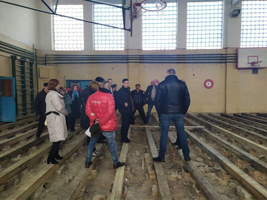 Як у Лановецькій школі №1 на Тернопільщині встелили підлогу з пліснявою (ФОТО)