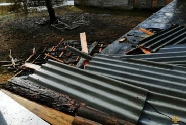 На Тернопільщині сильний вітер пошкодив дах школи (ФОТО)