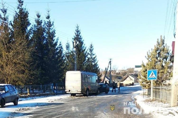 В ДТП на Тернопільщині зіткнулися пасажирський бус та іномарка (ФОТО)