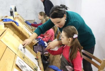 У Зарваниці на Тернопільщині талановита художниця з Латвії навчає дітей унікальної техніки сучасного мистецтва (ФОТО)