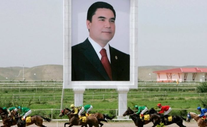 У Туркменістані чиновникам старше 40 років наказали стати сивими