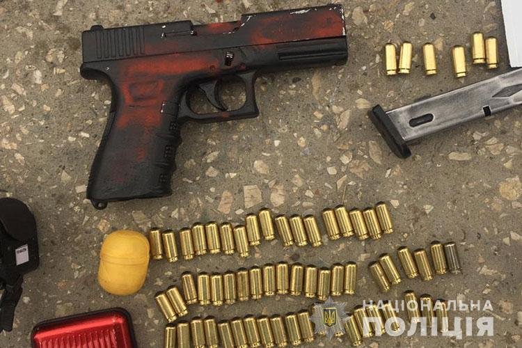 У Чорткові на Тернопільщині в салоні автомобіля «Крайслер» поліцейські виявили зброю та наркотики