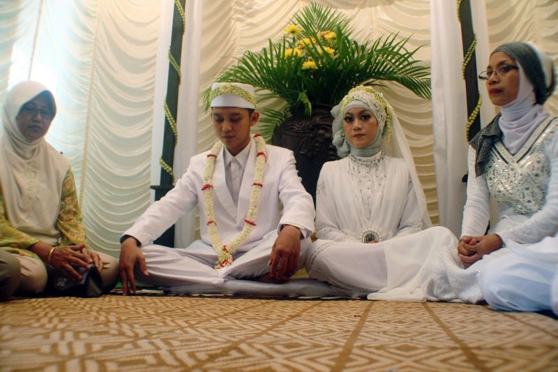 В Індонезії пропонують боротись з бідністю через одруження