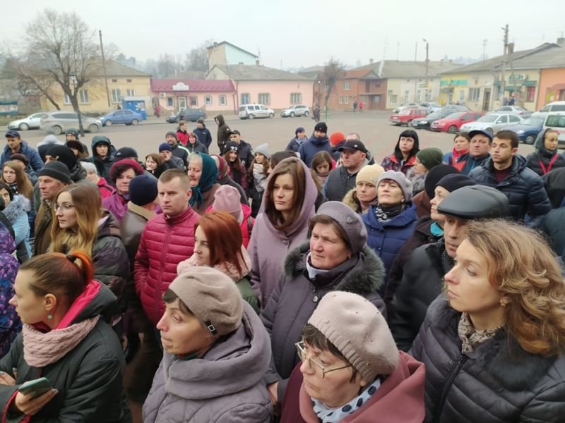 У Микулинцях на Тернопільщині протестують проти розміщення на території громади евакуйованих українців з Китаю (фото)