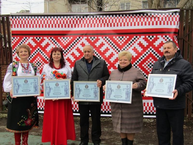 На Чортківщині 614 дорослих та дітей заспівали “Червону руту” і встановили рекорд України (ФОТО)