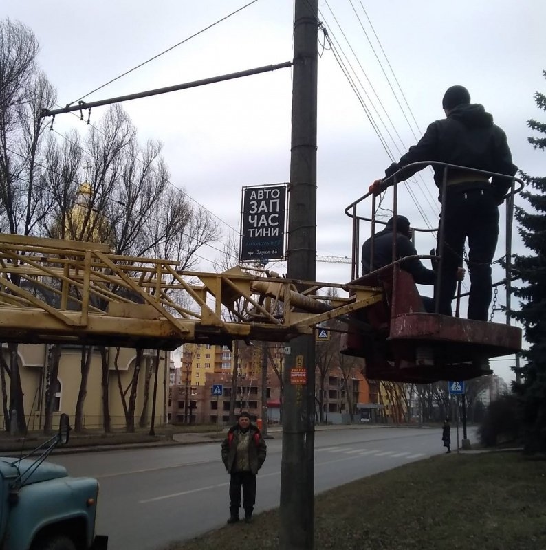 У Тернополі електроопори на двох вулицях очистили від незаконної реклами (ФОТО)