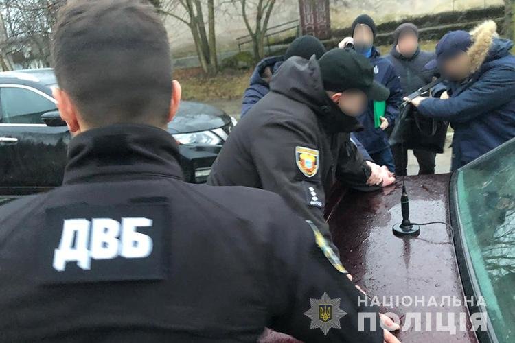 У Тернополі затримали ще одного поліцейського-хабарника