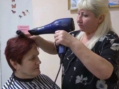 У Тернополі пенсіонери та люди з інвалідністю можуть отримати перукарські послуги безкоштовно