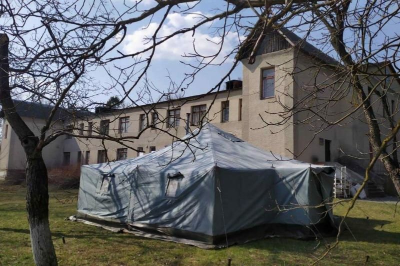 На Тернопільщині біля лікарень розгорнули 12 наметів (фото)