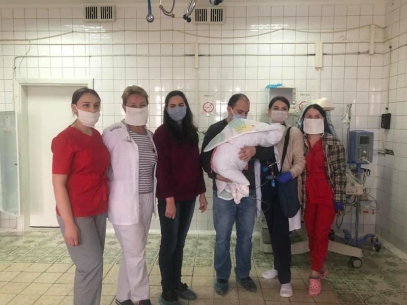 На Тернопільщині лікарі перинатального центру врятували немовля, яке народилося вагою 610 грамів