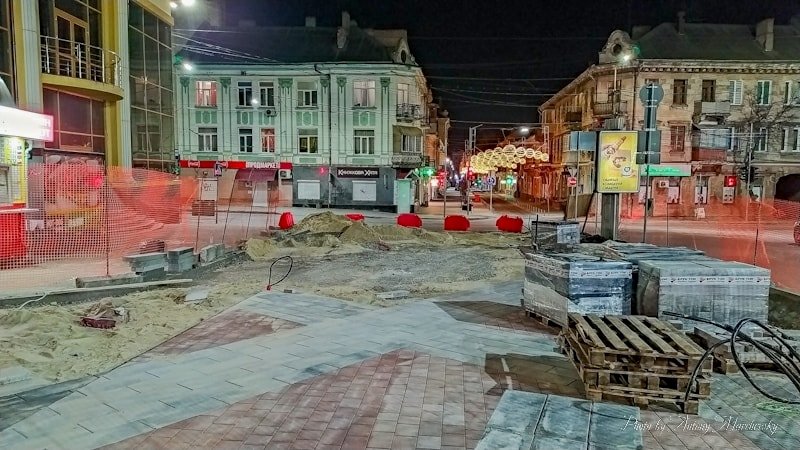 У Тернополі на Привокзальному майдані влаштовують пішохідну ділянку
