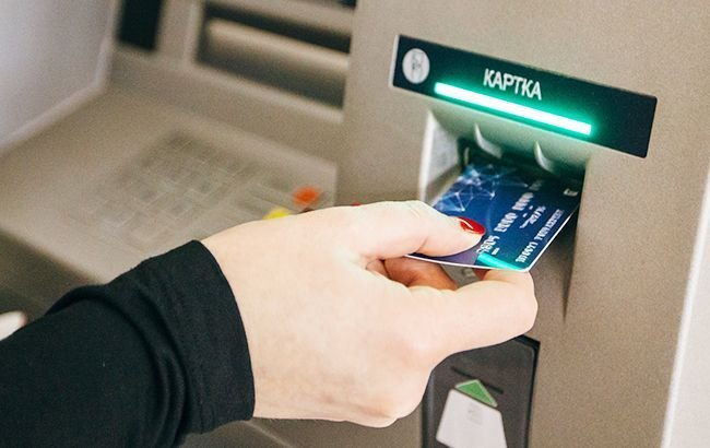 На Теребовлянщині жінка зняла понад 13 тисяч гривень з чужої банківської картки