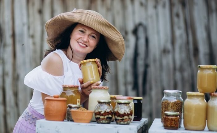 Вітаміни з вулика: як зміцнити імунітет продуктами бджільництва знає тернопільська пасічниця Наталка Потурай