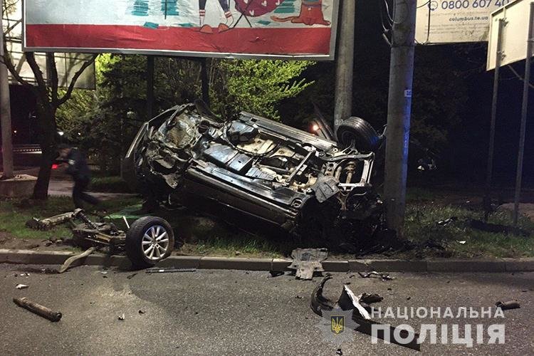 Нічна аварія в Тернополі: джип перетворився на купу брухту (ФОТО)