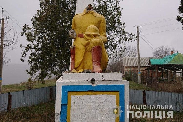 Хто вчинив наругу над пам’ятником воїнам Другої світової війни на Тернопільщині (ФОТО)