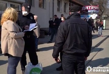 Тернополяни вже почали скаржитися в поліцію на порушників карантину