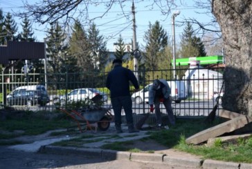 На тернопільських кладовищах прибирають територію