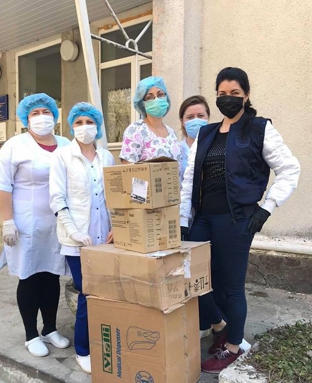 11-класники Тернопільської школи №3 передали міській дитячій лікарні благодійну допомогу (ФОТО)