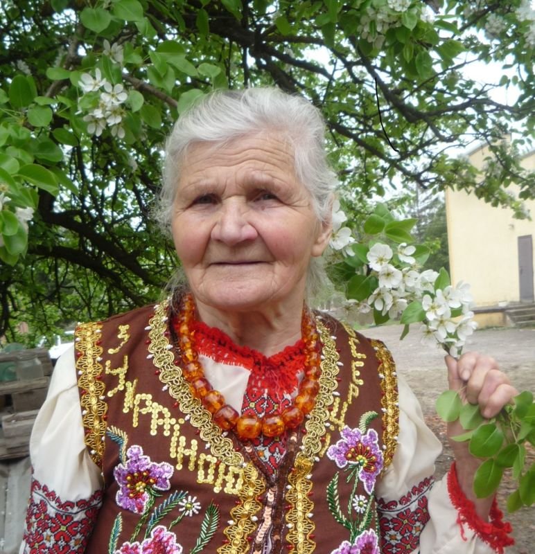 Півсотні унікальних українських костюмів створила 92-річна зв’язкова УПА з Тернопільщини (фото)