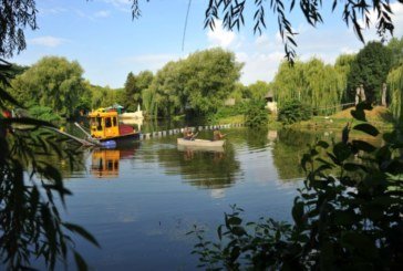 У Тернополі взялись чистити озерце в гідропарку (ФОТО)