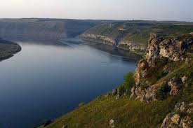 На Тернопільщині приватне підприємство незаконно видобувало та продавало корисні копалини з річки Дністер