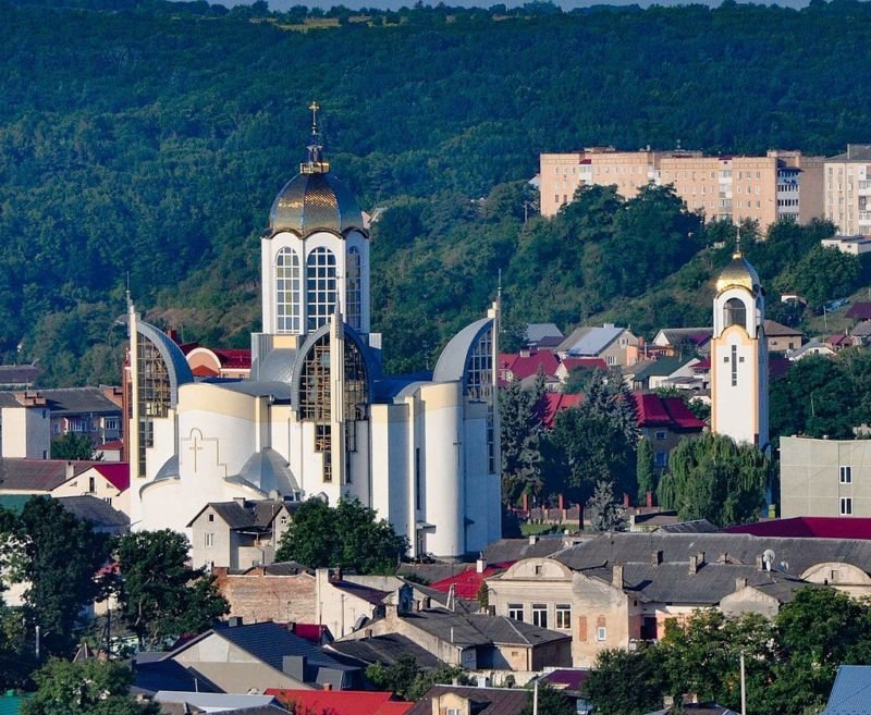 Заграйте, дзвони, в Петра святині: у Чорткові на Тернопільщині відзначили свято величного місцевого храму (фото)