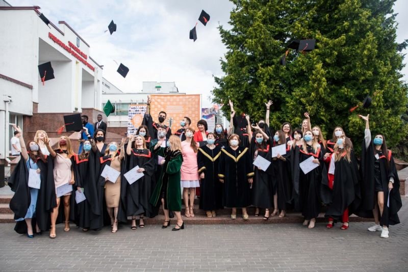 Випускники-міжнародники ТНЕУ отримали дипломи «бакалавра» (ФОТО)