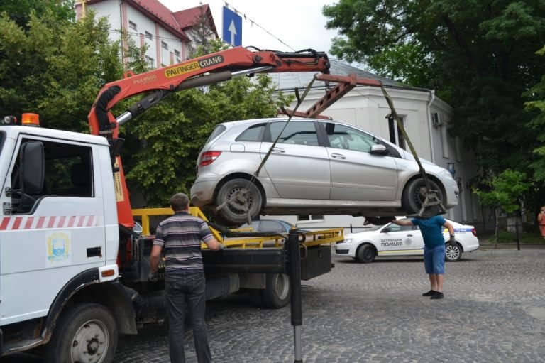 У Тернополі евакуюють авто за порушення правил паркування