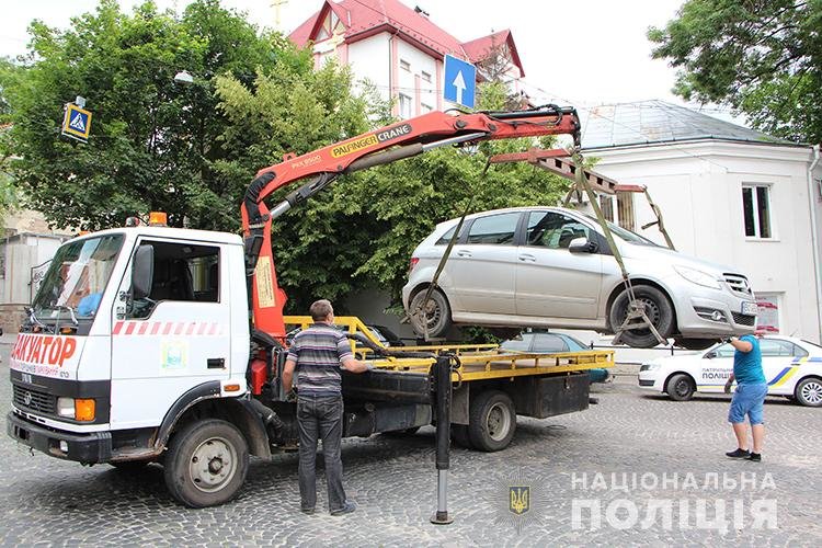 На вулицях Тернополя з’явився евакуатор, який забирає неправильно припарковані автівки