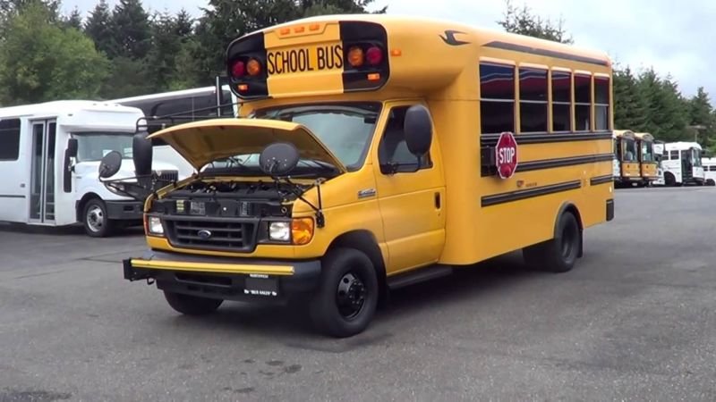 Українських дітей хочуть пересадити на старі шкільні автобуси з Канади