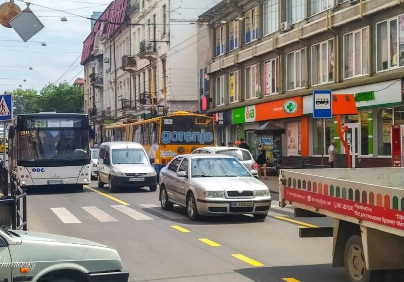 У центрі Тернополя змінили розмітку й в одному з напрямків дозволили проїзд