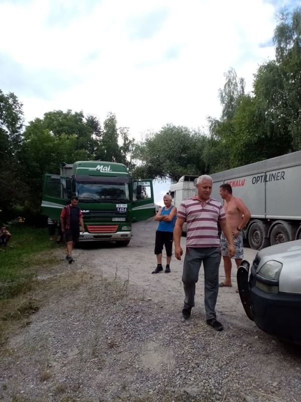 На Шумщині люди перекрили дорогу перевантаженим зерном машинам, які руйнують шлях та будинки (ФОТО)