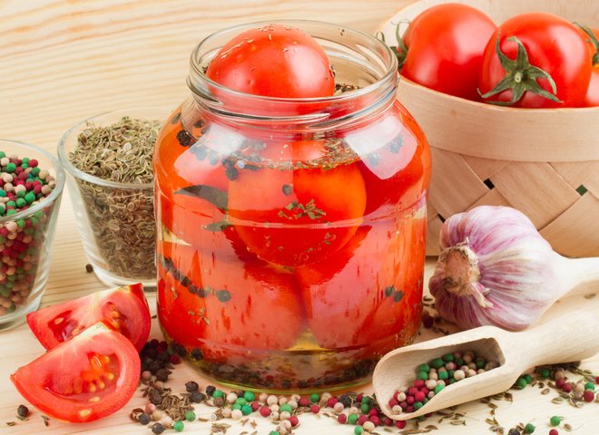 Маринуємо і квасимо помідори: 12 оригінальних рецептів літніх консервацій