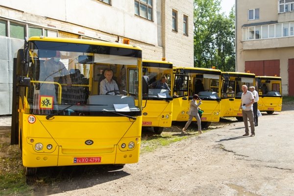 Тернопільщина отримала 12 нових шкільних автобусів
