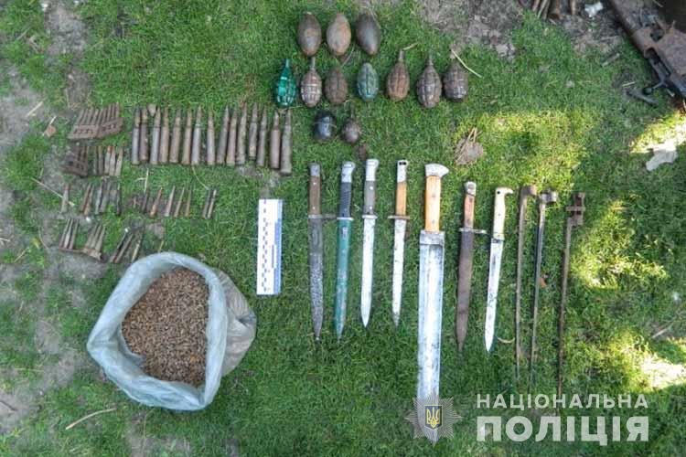 На Тернопільщині виявили у чоловіка арсенал вибухівки, набоїв та холодної зброї
