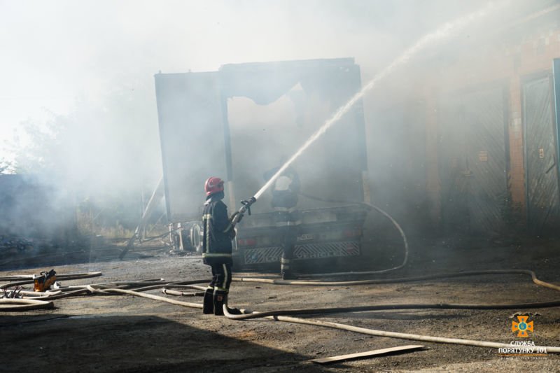 У Тернопільському районі вантажівка, що загорілася, могла наробити багато біди (ФОТО)