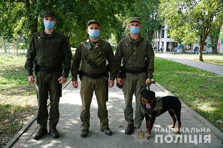 У парку Тернополя житель Зборівщини «прогулювався» зі зброєю та наркотиками