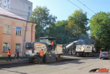 У Тернополі, на вулиці Острозького, ремонтують дорогу